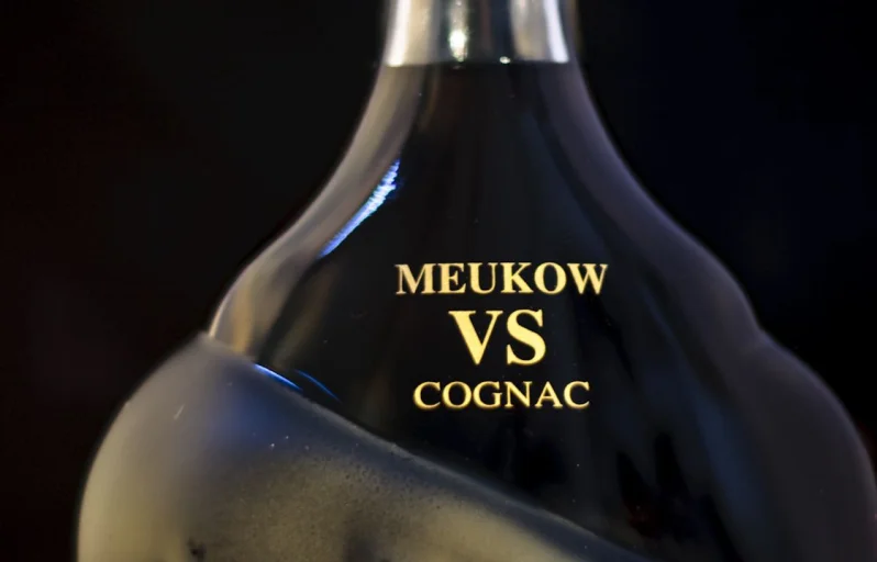 Hành trình lịch sử và dấu ấn báo đen độc bản trên chai Meukow Cognac