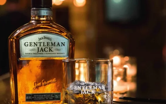 Quy trình lọc than gỗ của rượu Jack Daniel's có gì đặc biệt?