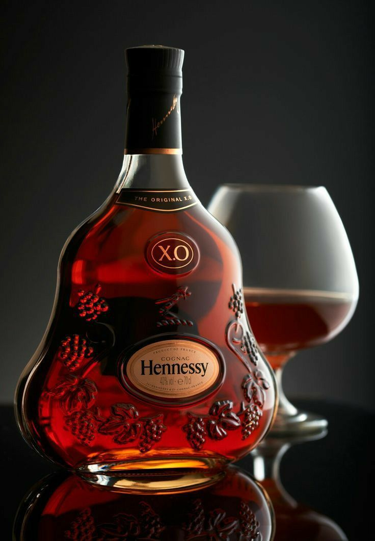 Sắc rượu vàng đồng hổ phách quyến rũ của Hennessy Paradis
